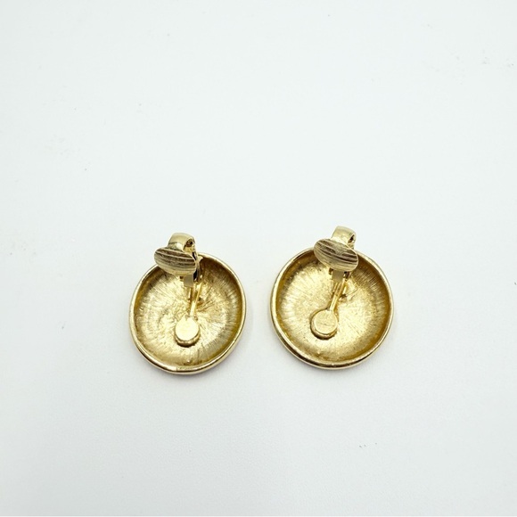 Vintage Red Enamel Gold Tone Metal Clip On Earrings - Picture 6 of 7